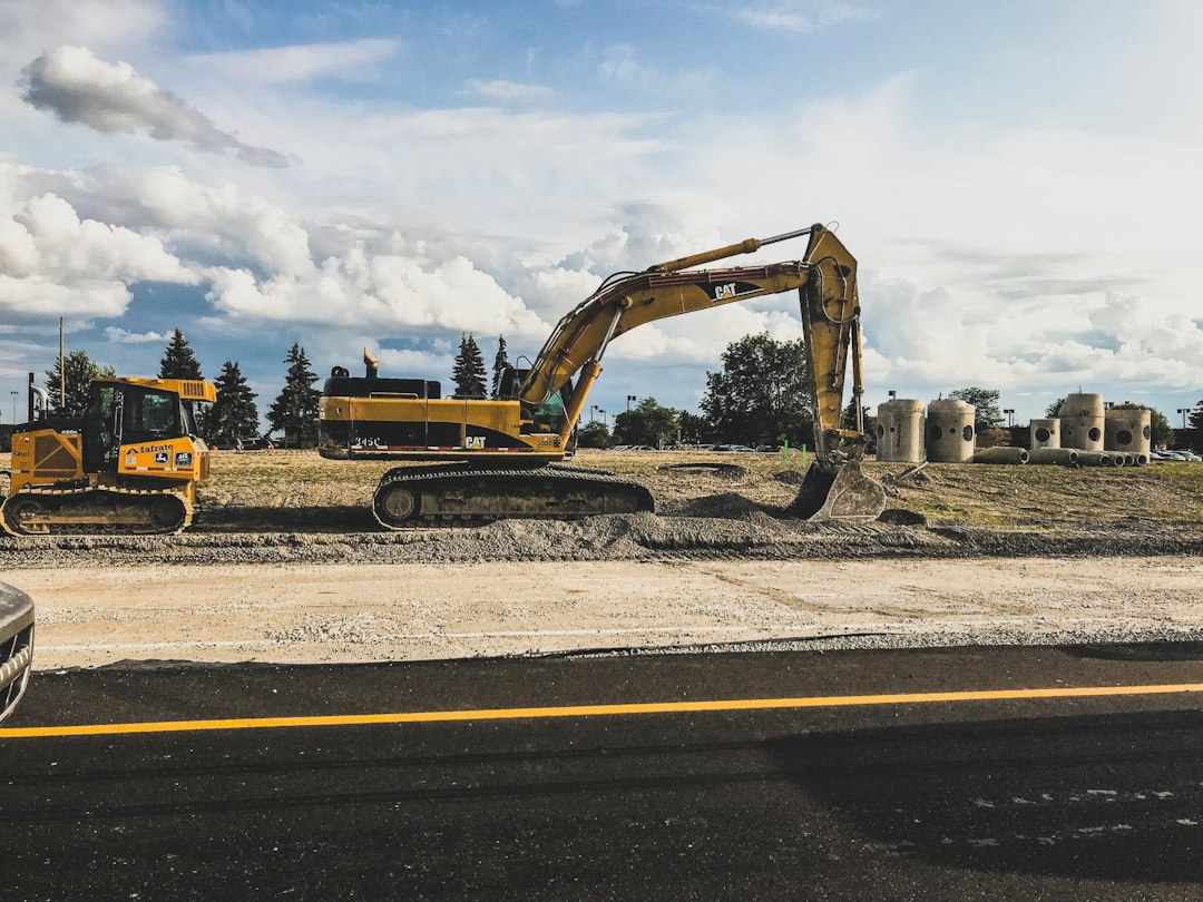 yellow-caterpillar-excavator-digging-up-dirt-zgmgq-efmus